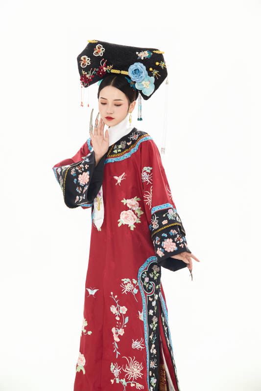 白色背景下穿着中国清朝宫廷服饰的少女