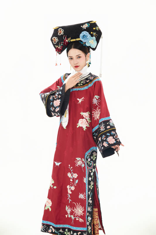 白色背景下穿着中国清朝宫廷服饰的少女