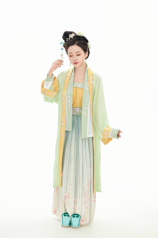 白色背景下穿着南北宋朝汉服的少女