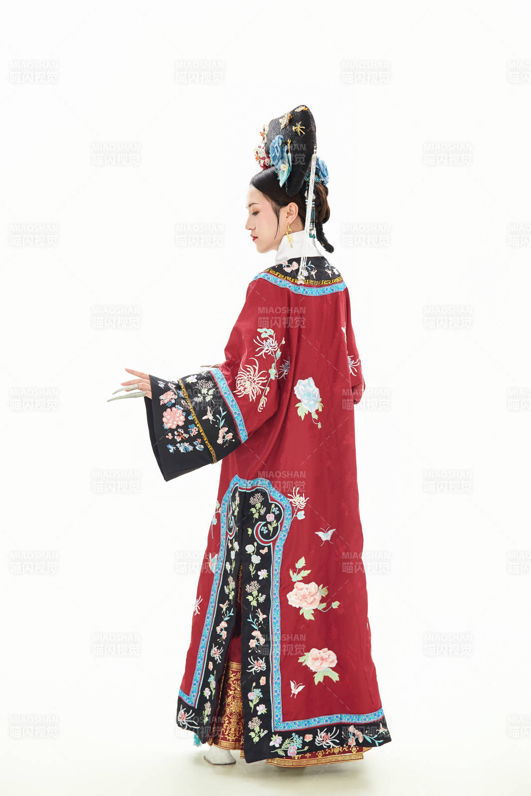 白色背景下穿着中国清朝宫廷服饰的少女