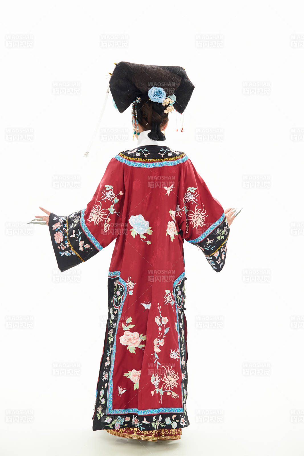 白色背景下穿着中国清朝宫廷服饰的少女