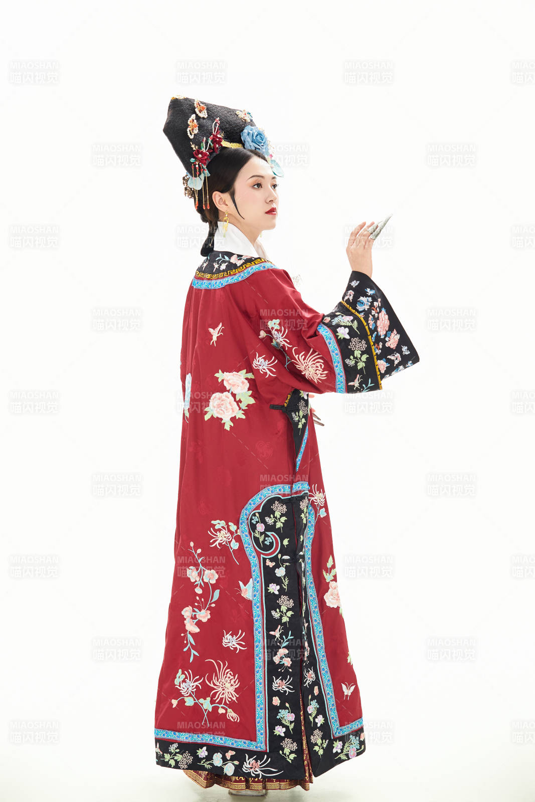 白色背景下穿著中國清朝宮廷服飾的少女