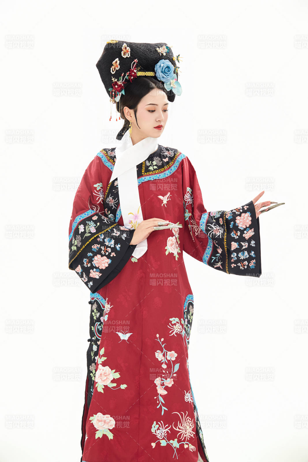 白色背景下穿著中國清朝宮廷服飾的少女