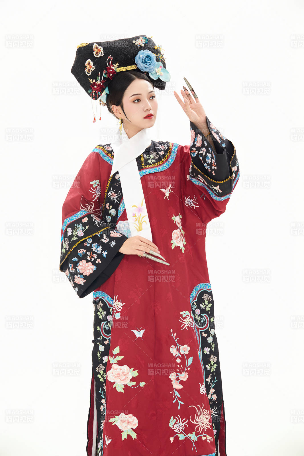 白色背景下穿着中国清朝宫廷服饰的少女