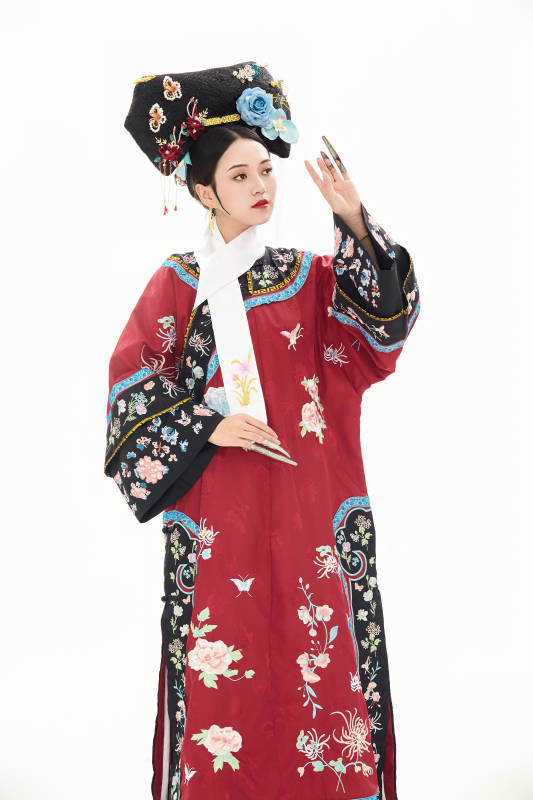 白色背景下穿着中国清朝宫廷服饰的少女