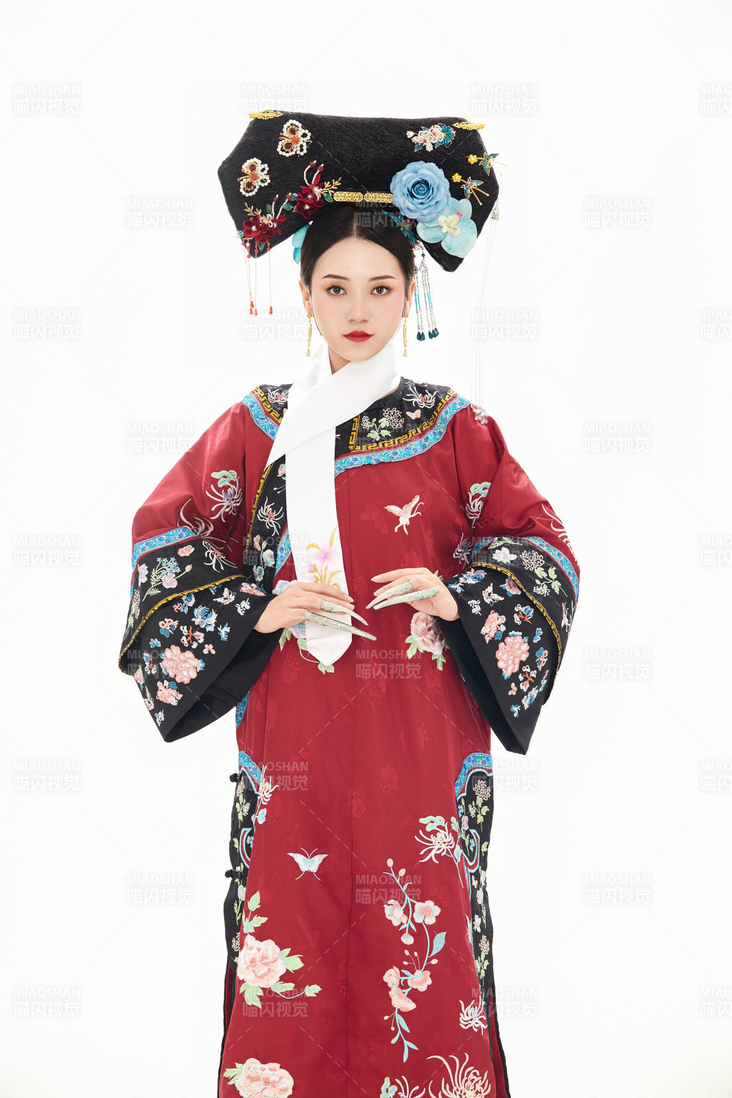 白色背景下穿着中国清朝宫廷服饰的少女
