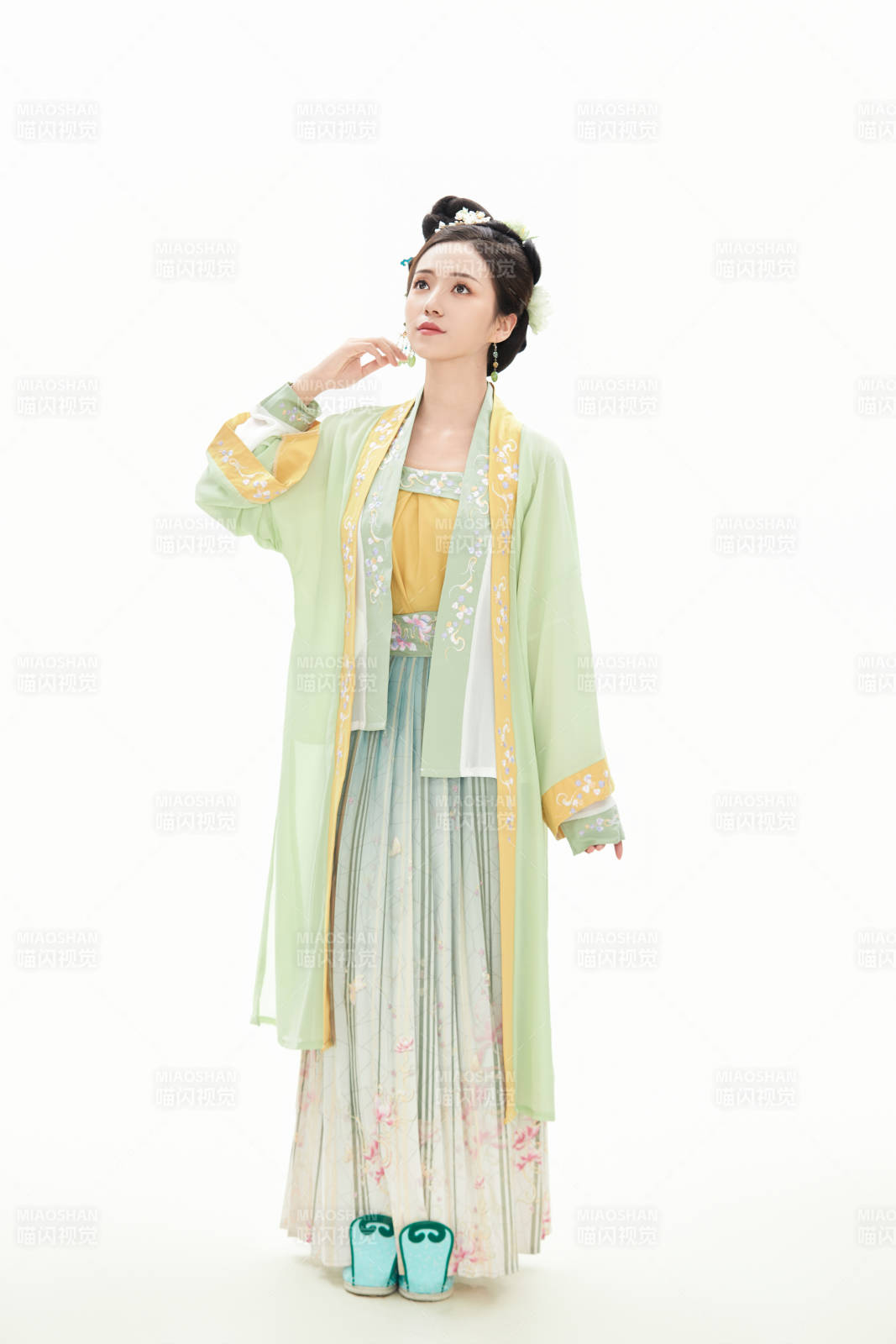 白色背景下穿着南北宋朝汉服的少女