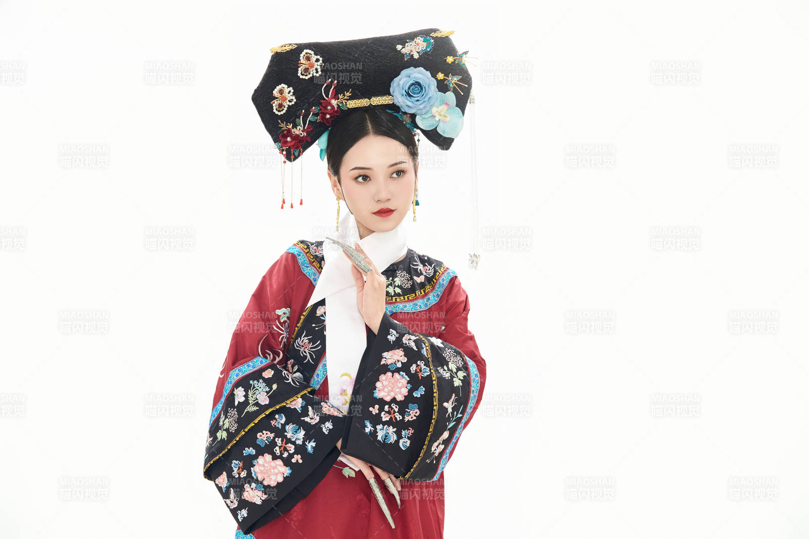 白色背景下穿著中國(guó)清朝宮廷服飾的少女