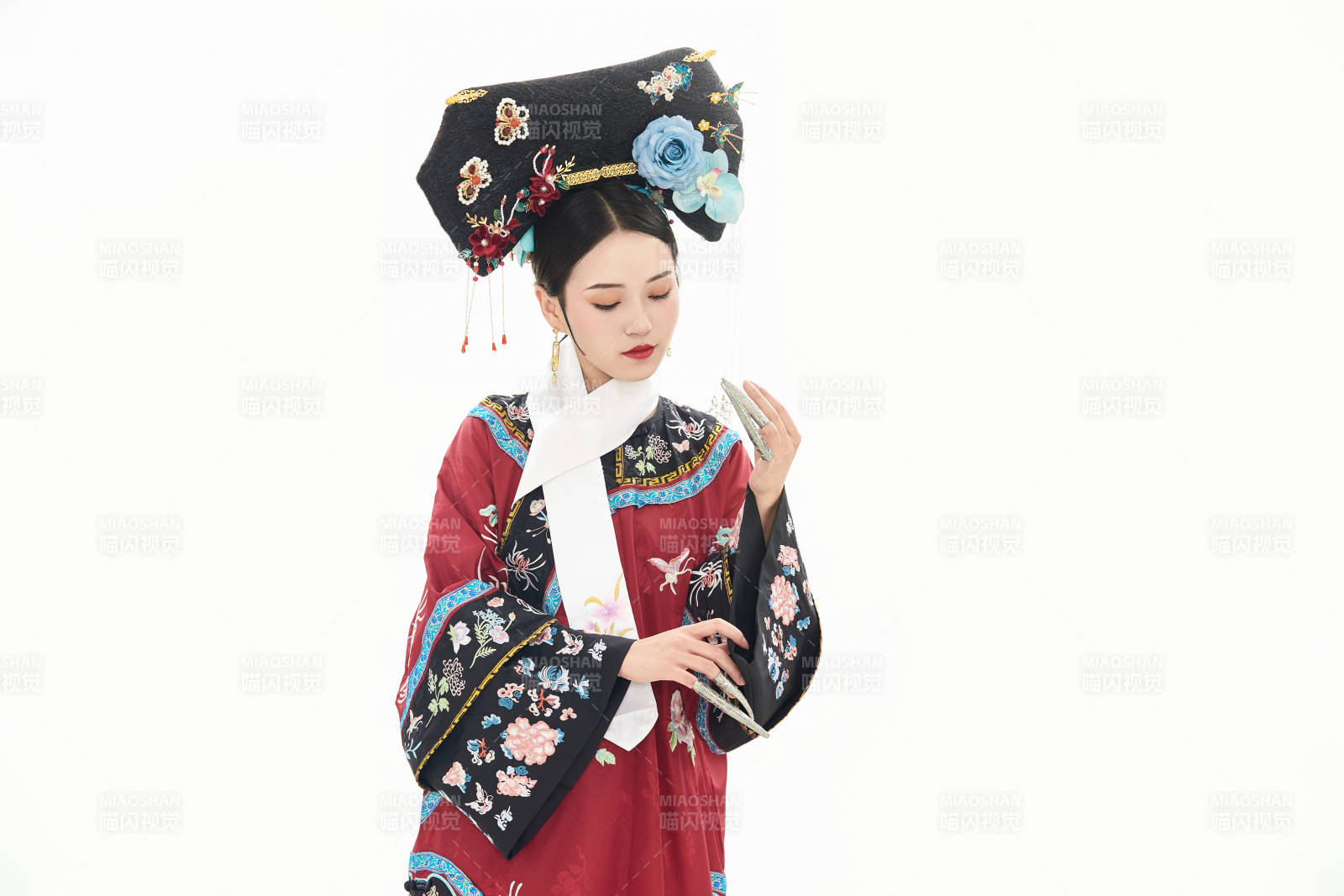 白色背景下穿著中國清朝宮廷服飾的少女