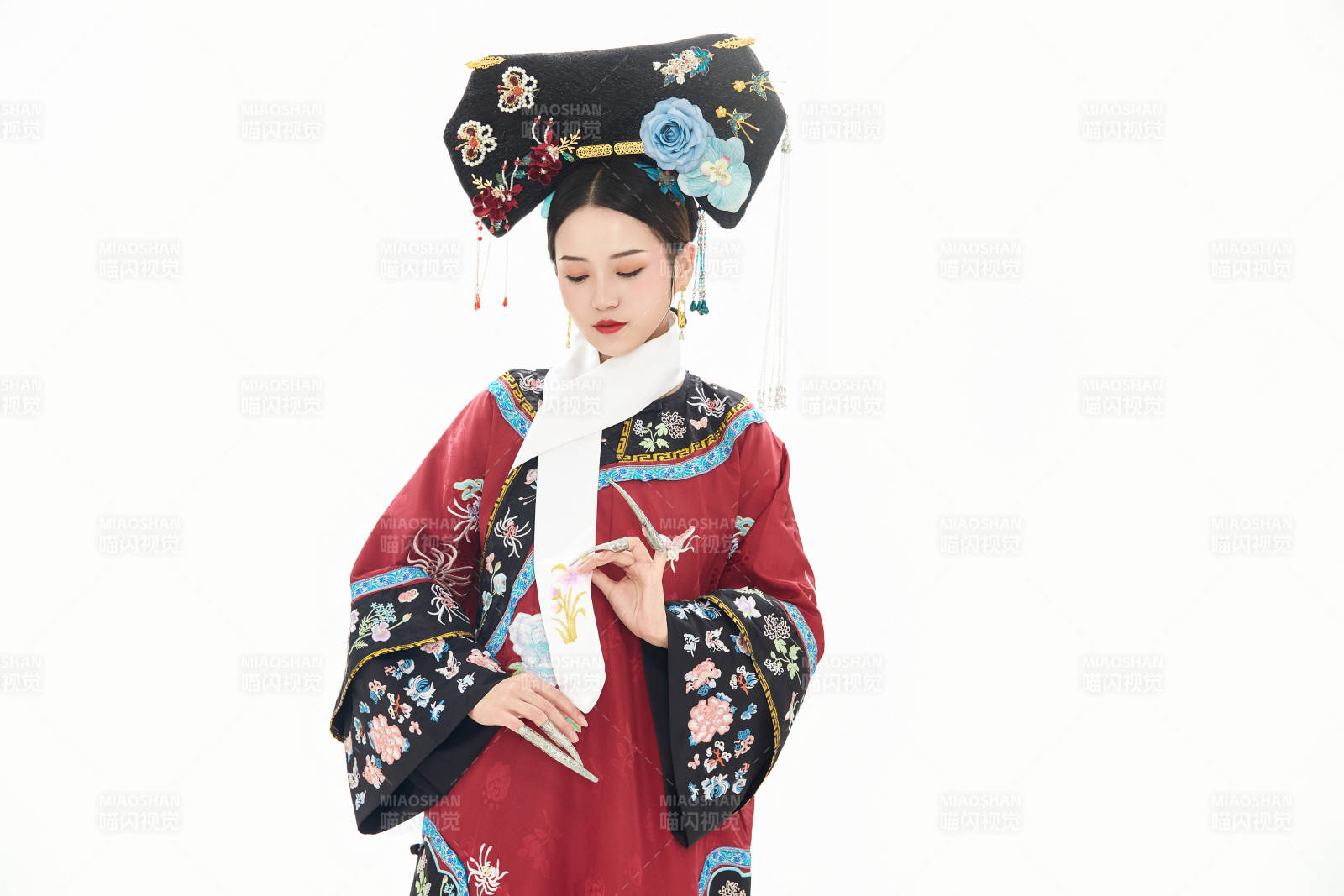 白色背景下穿著中國清朝宮廷服飾的少女