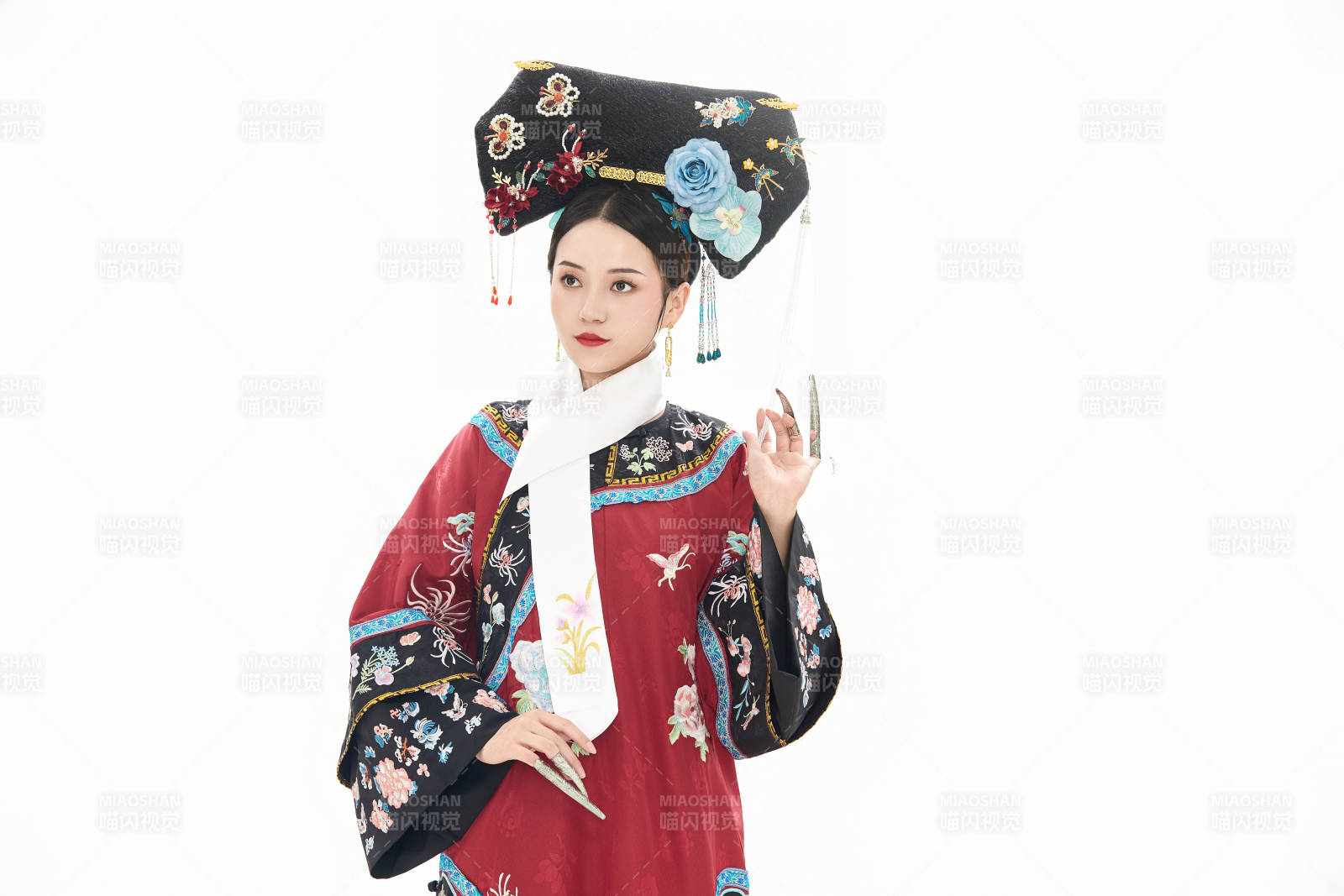 白色背景下穿著中國清朝宮廷服飾的少女