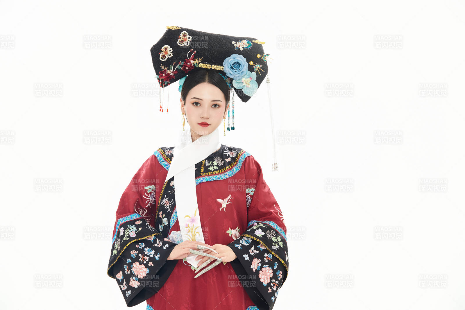 白色背景下穿着中国清朝宫廷服饰的少女
