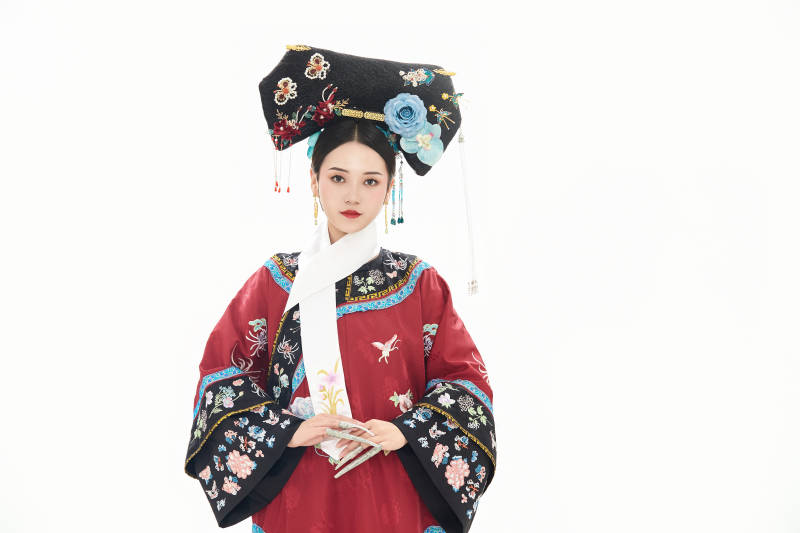 白色背景下穿着中国清朝宫廷服饰的少女