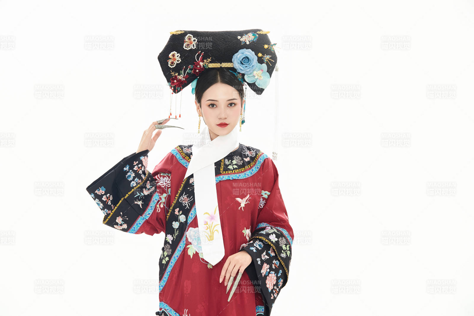 白色背景下穿著中國清朝宮廷服飾的少女