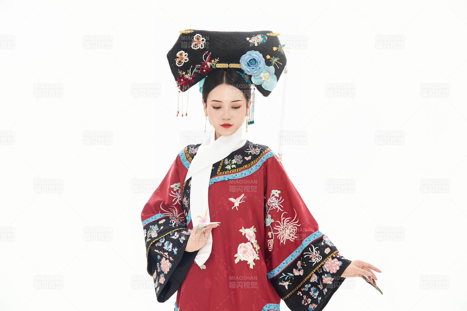 白色背景下穿著中國清朝宮廷服飾的少女