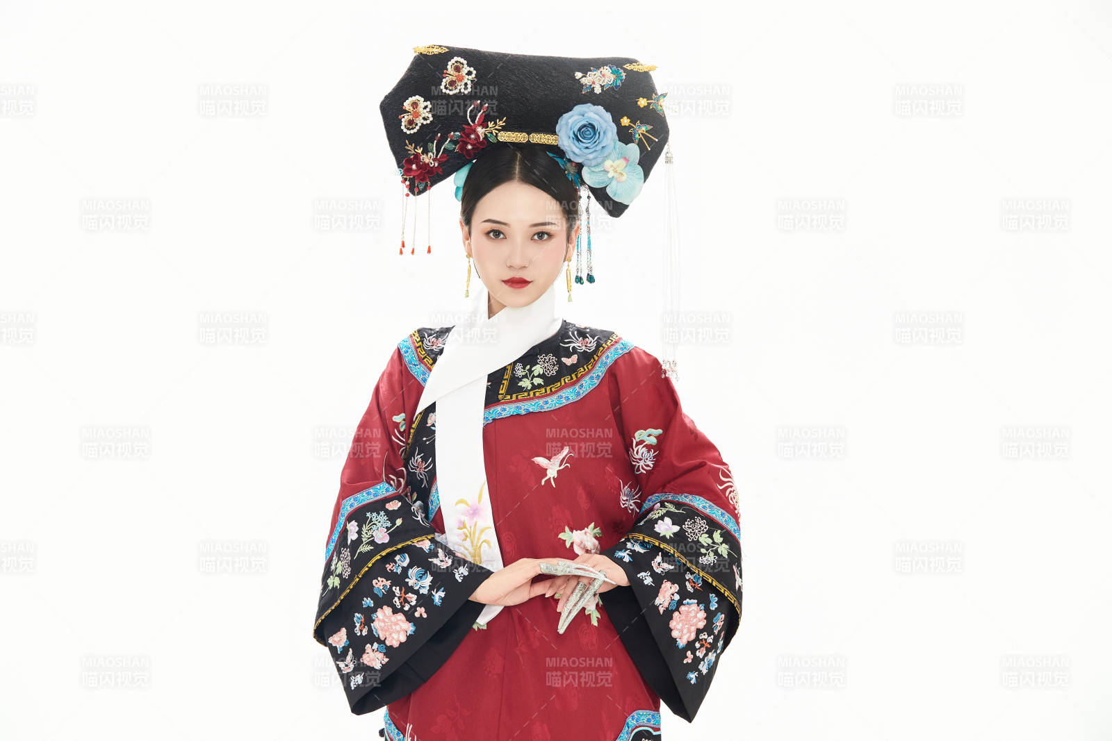 白色背景下穿著中國清朝宮廷服飾的少女