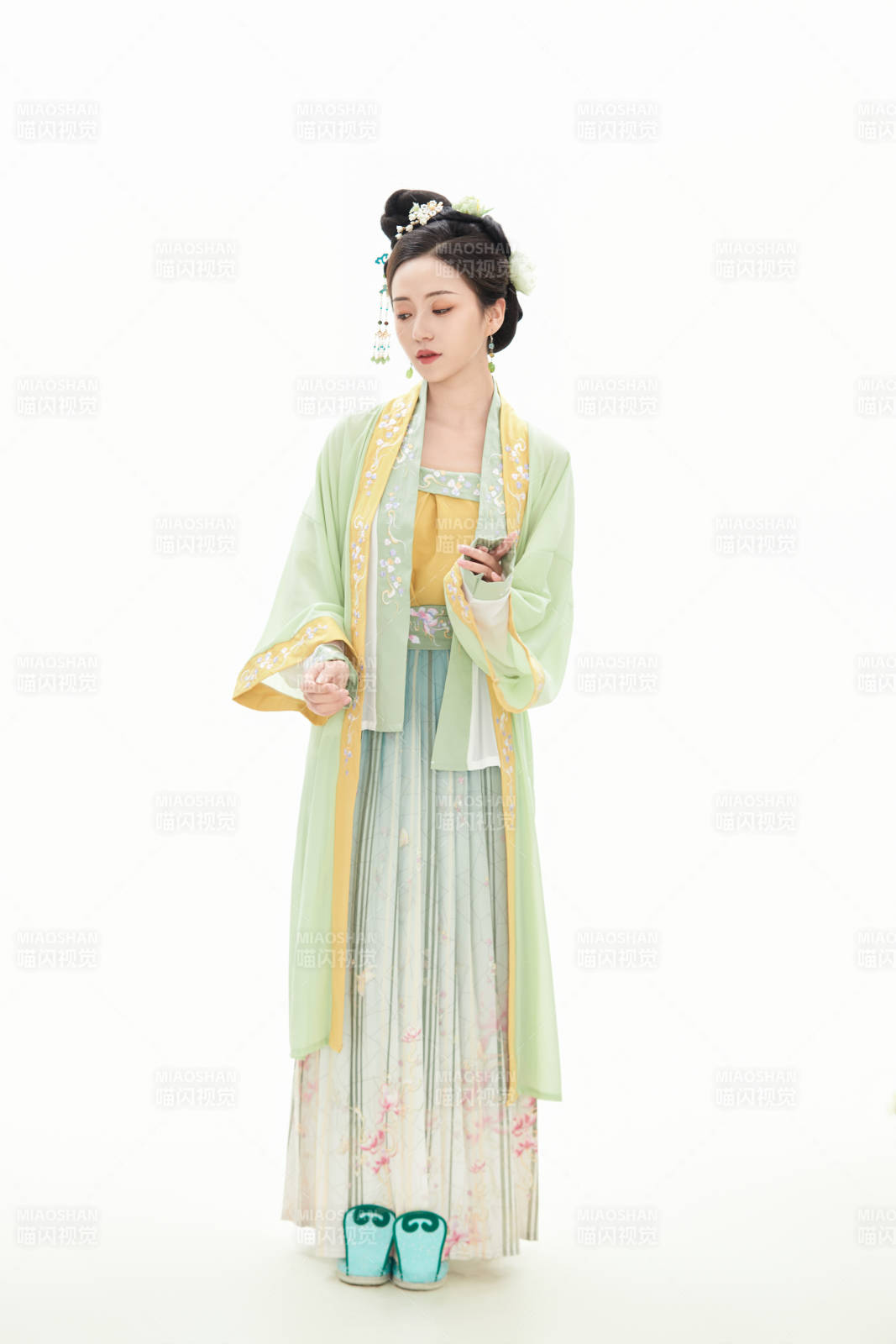 白色背景下穿着南北宋朝汉服的少女