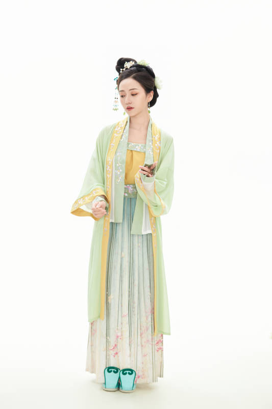白色背景下穿着南北宋朝汉服的少女