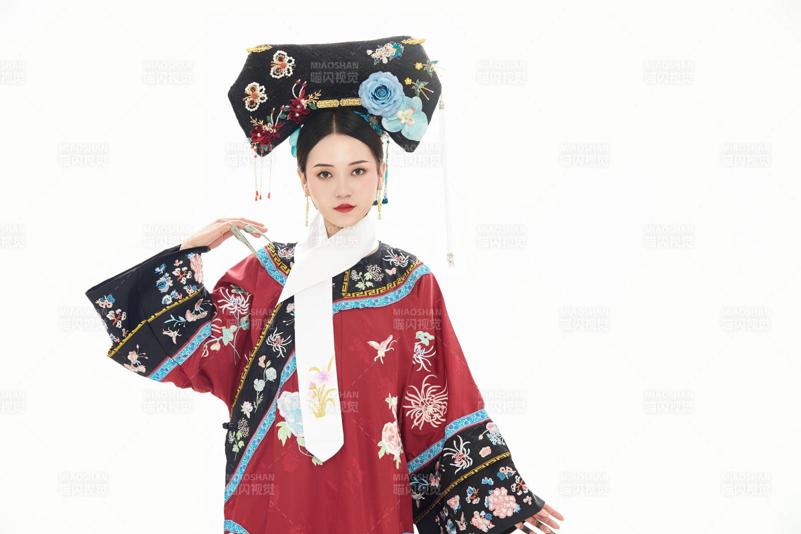 白色背景下穿着中国清朝宫廷服饰的少女