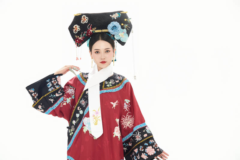 白色背景下穿着中国清朝宫廷服饰的少女