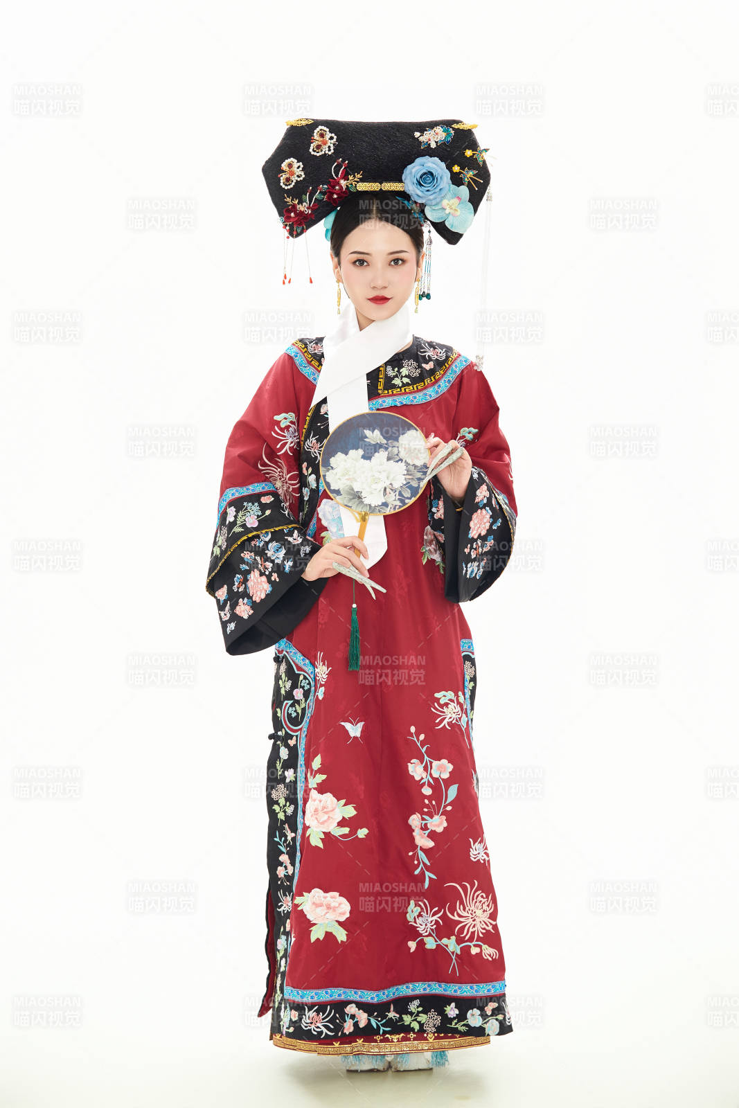 白色背景下穿着中国清朝宫廷服饰的少女