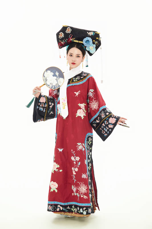 白色背景下穿着中国清朝宫廷服饰的少女