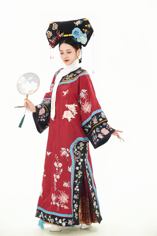 白色背景下穿着中国清朝宫廷服饰的少女