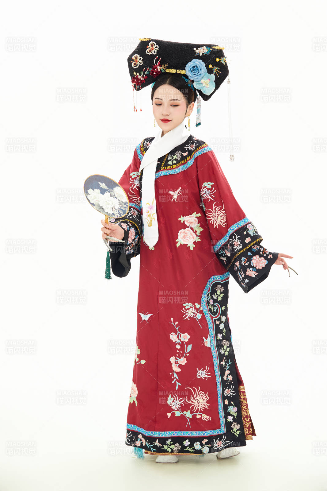 白色背景下穿着中国清朝宫廷服饰的少女