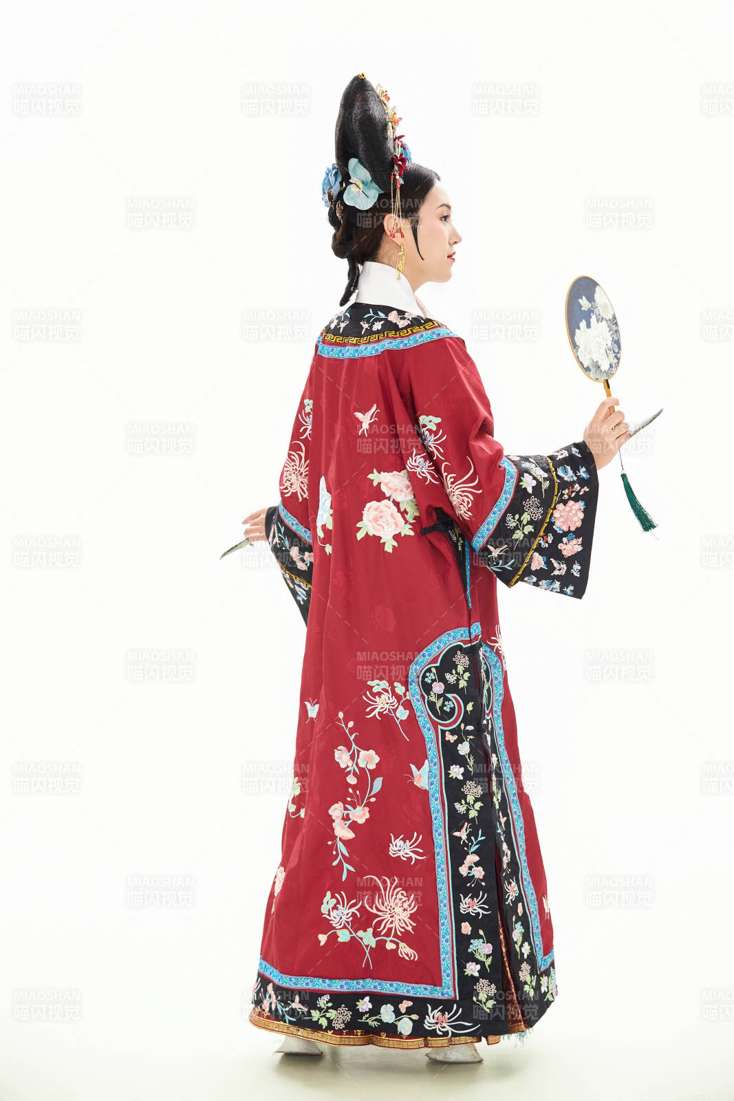 白色背景下穿著中國清朝宮廷服飾的少女