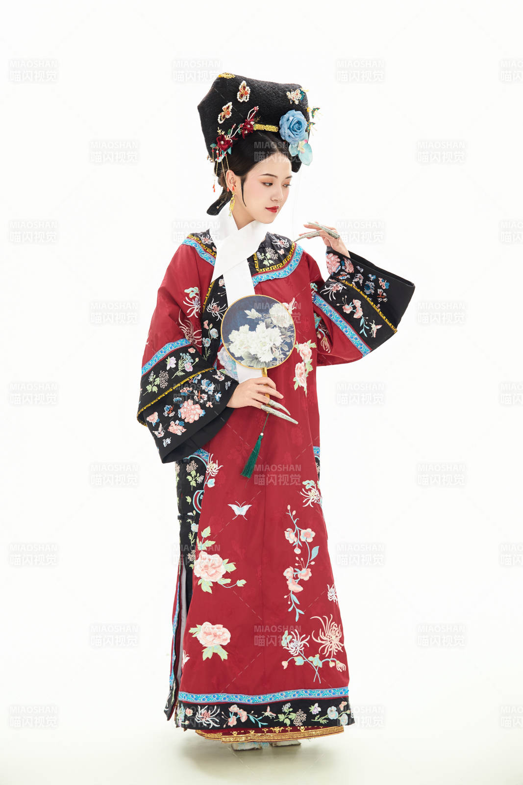 白色背景下穿著中國(guó)清朝宮廷服飾的少女