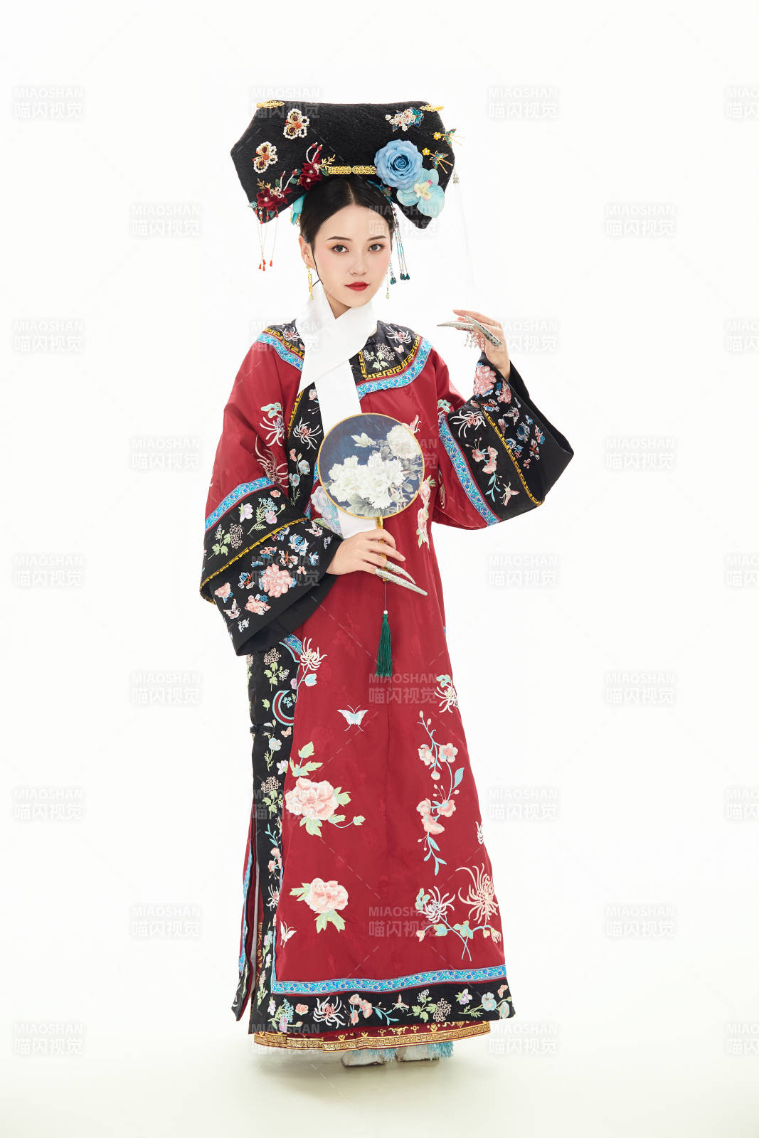白色背景下穿著中國清朝宮廷服飾的少女