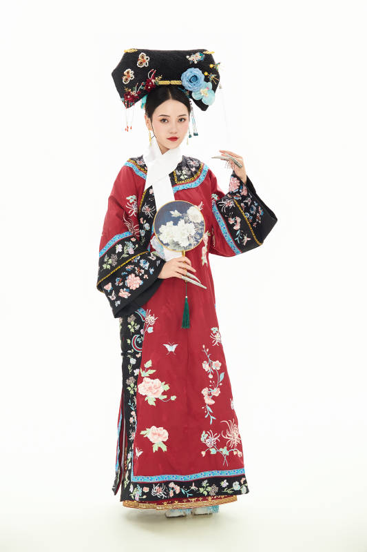 白色背景下穿着中国清朝宫廷服饰的少女