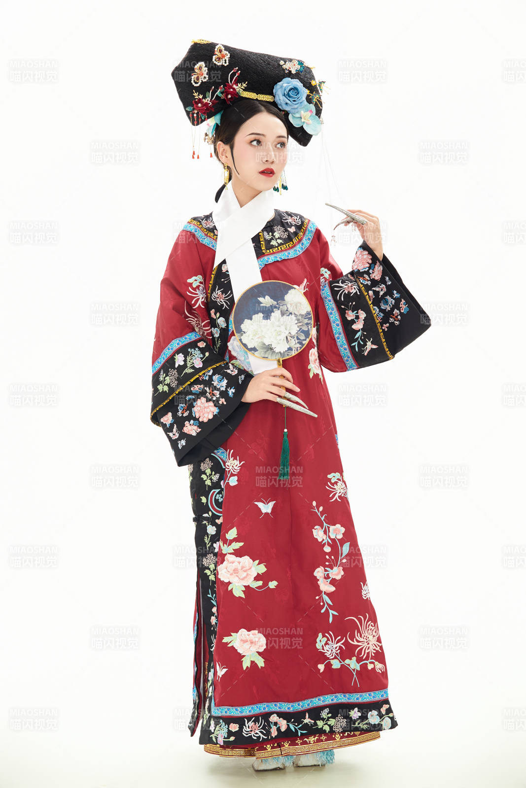 白色背景下穿著中國清朝宮廷服飾的少女