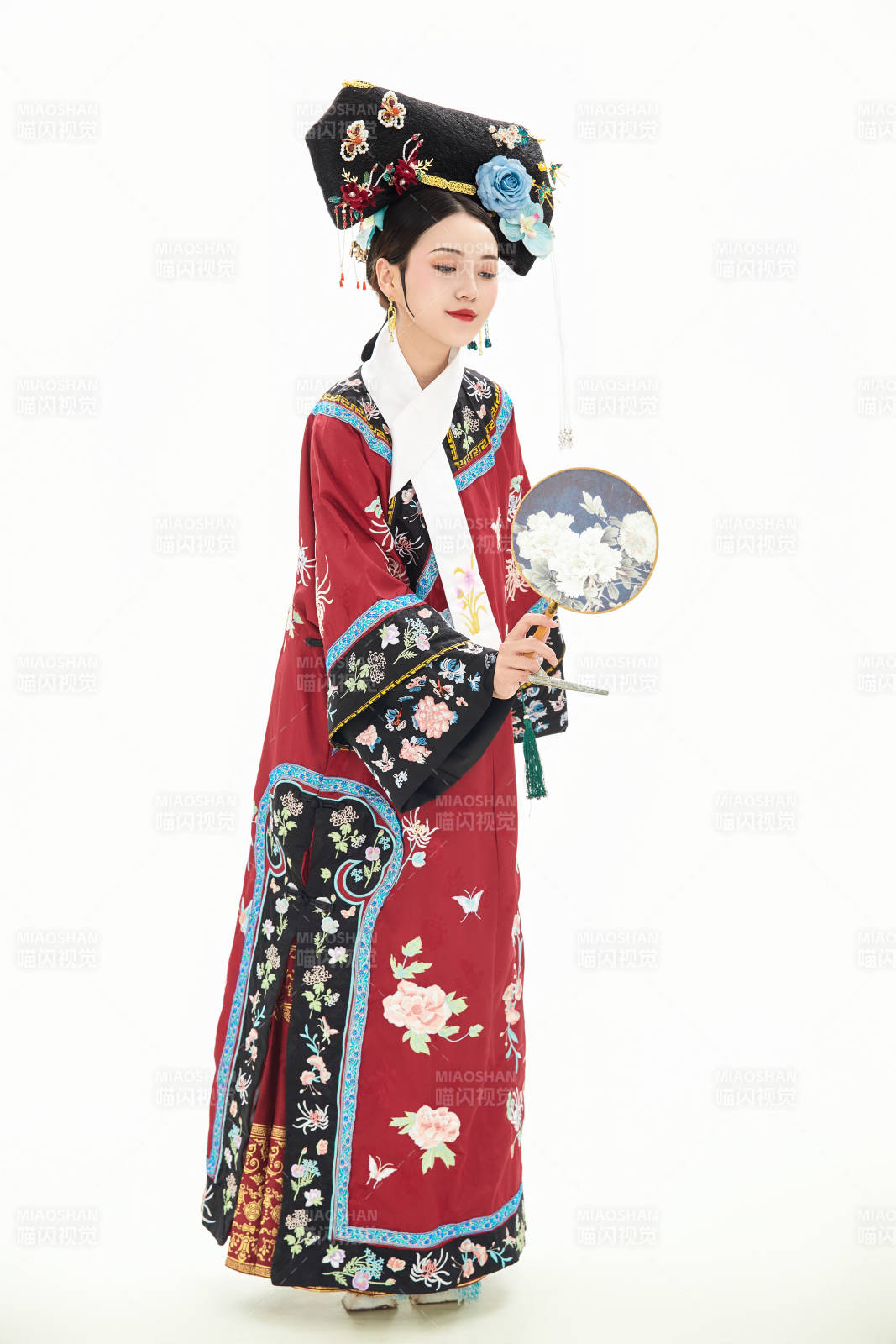 白色背景下穿着中国清朝宫廷服饰的少女