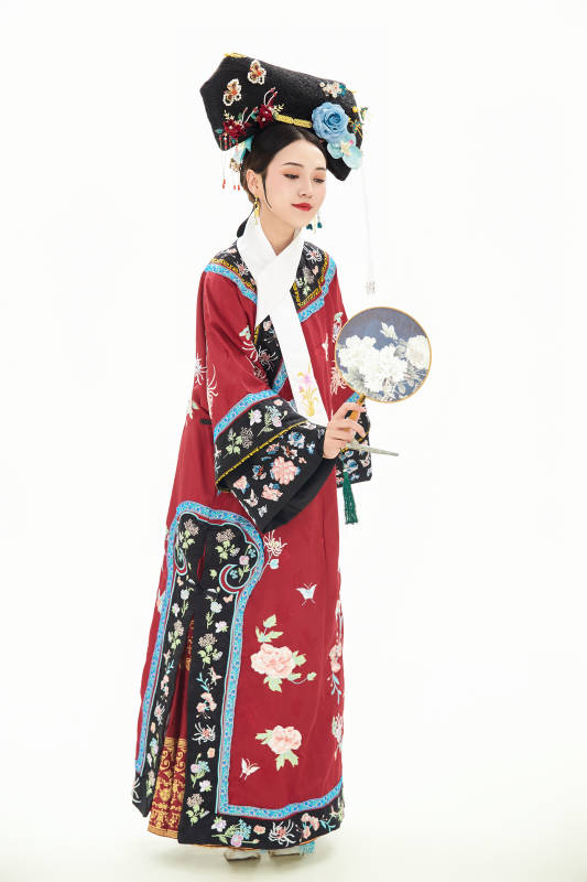 白色背景下穿着中国清朝宫廷服饰的少女