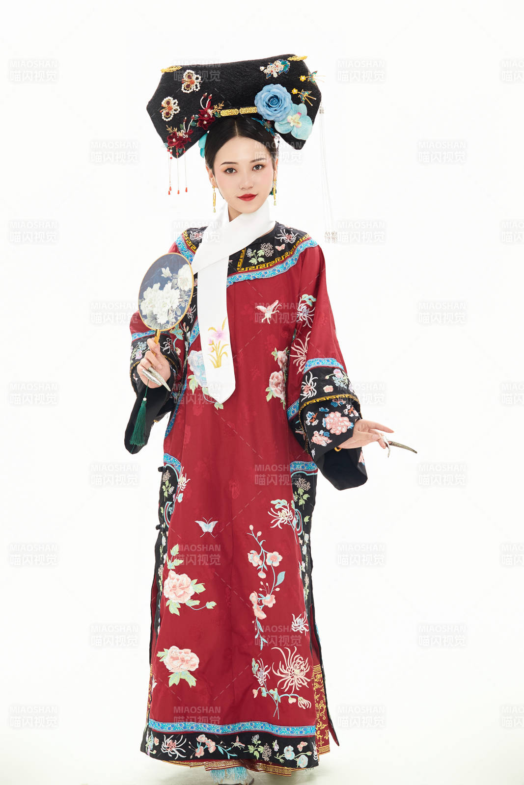 白色背景下穿著中國清朝宮廷服飾的少女