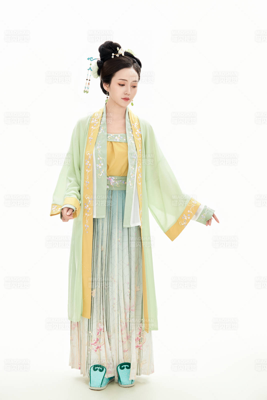 白色背景下穿著南北宋朝漢服的少女