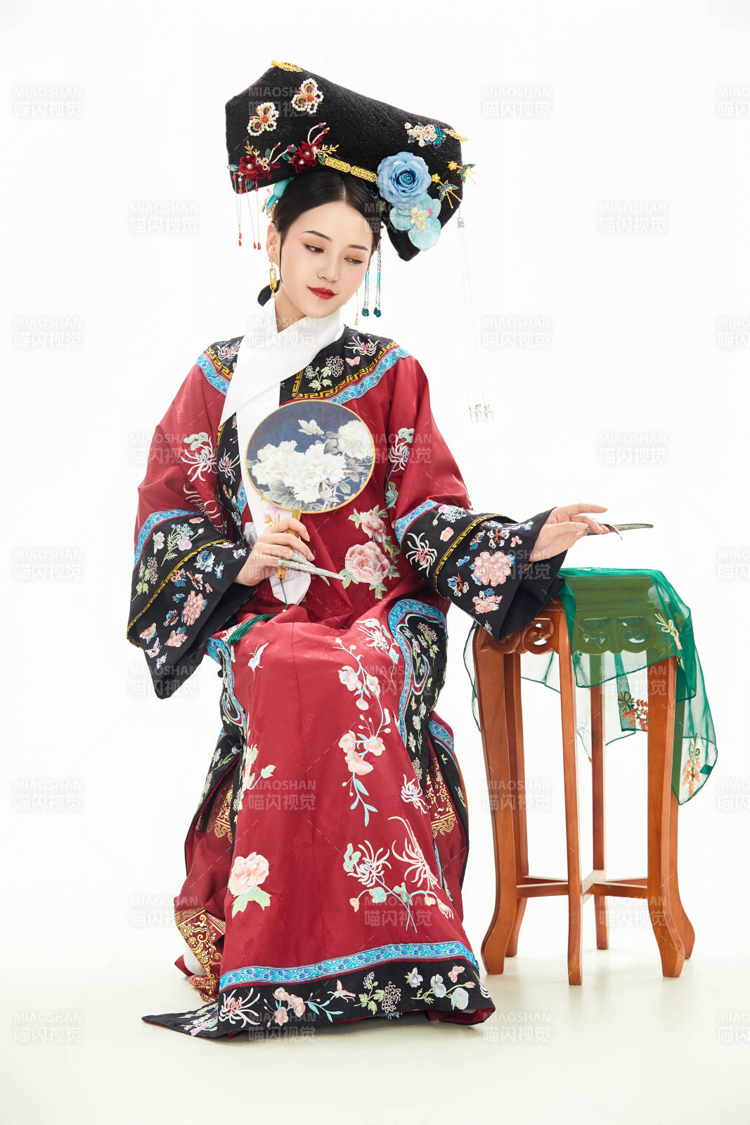 白色背景下穿着中国清朝宫廷服饰的少女