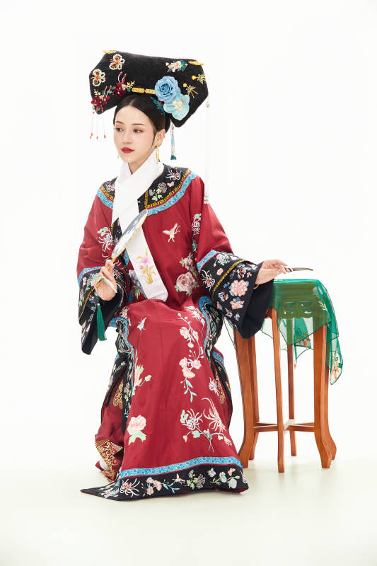 白色背景下穿着中国清朝宫廷服饰的少女