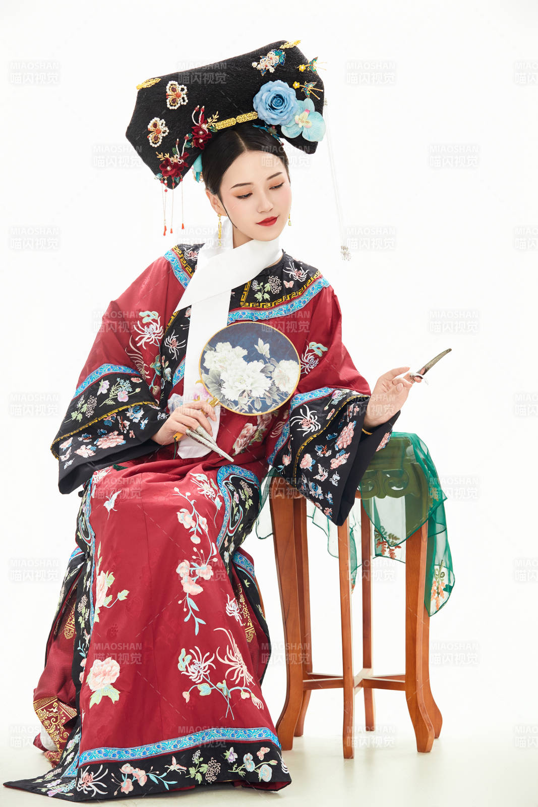 白色背景下穿着中国清朝宫廷服饰的少女图片