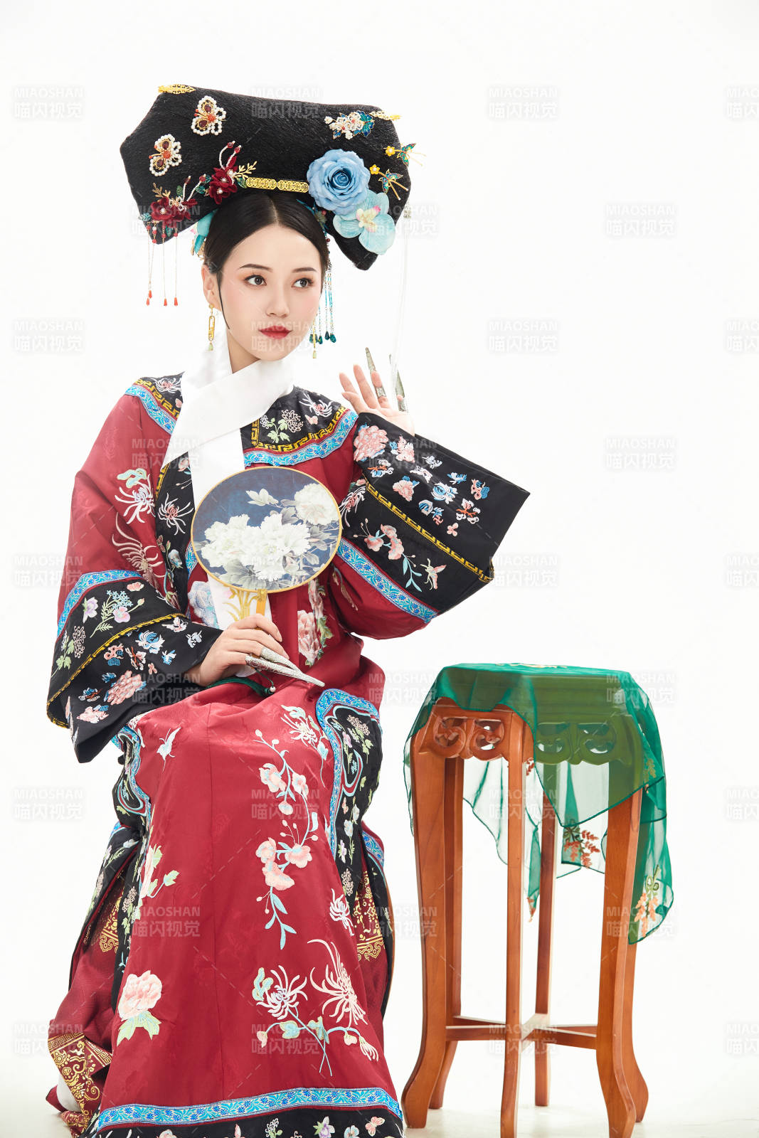 白色背景下穿着中国清朝宫廷服饰的少女