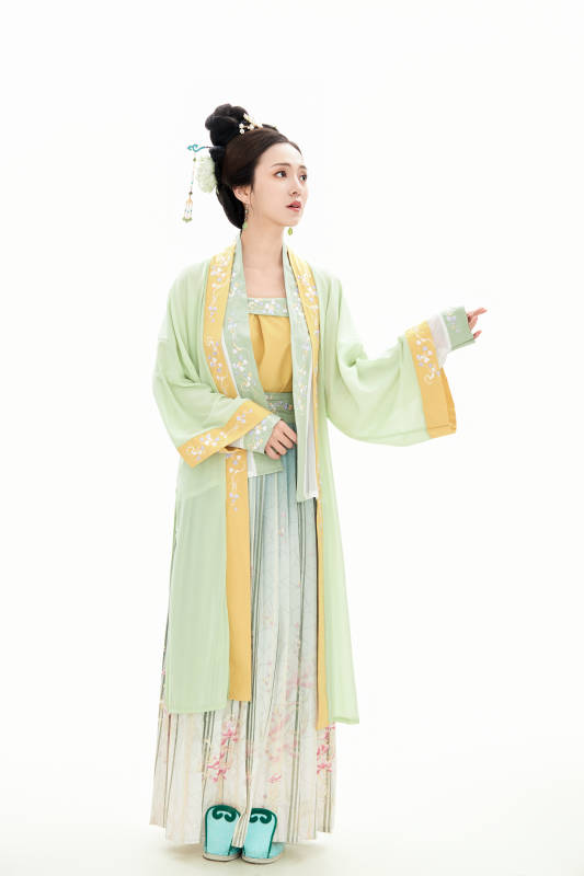 白色背景下穿着南北宋朝汉服的少女