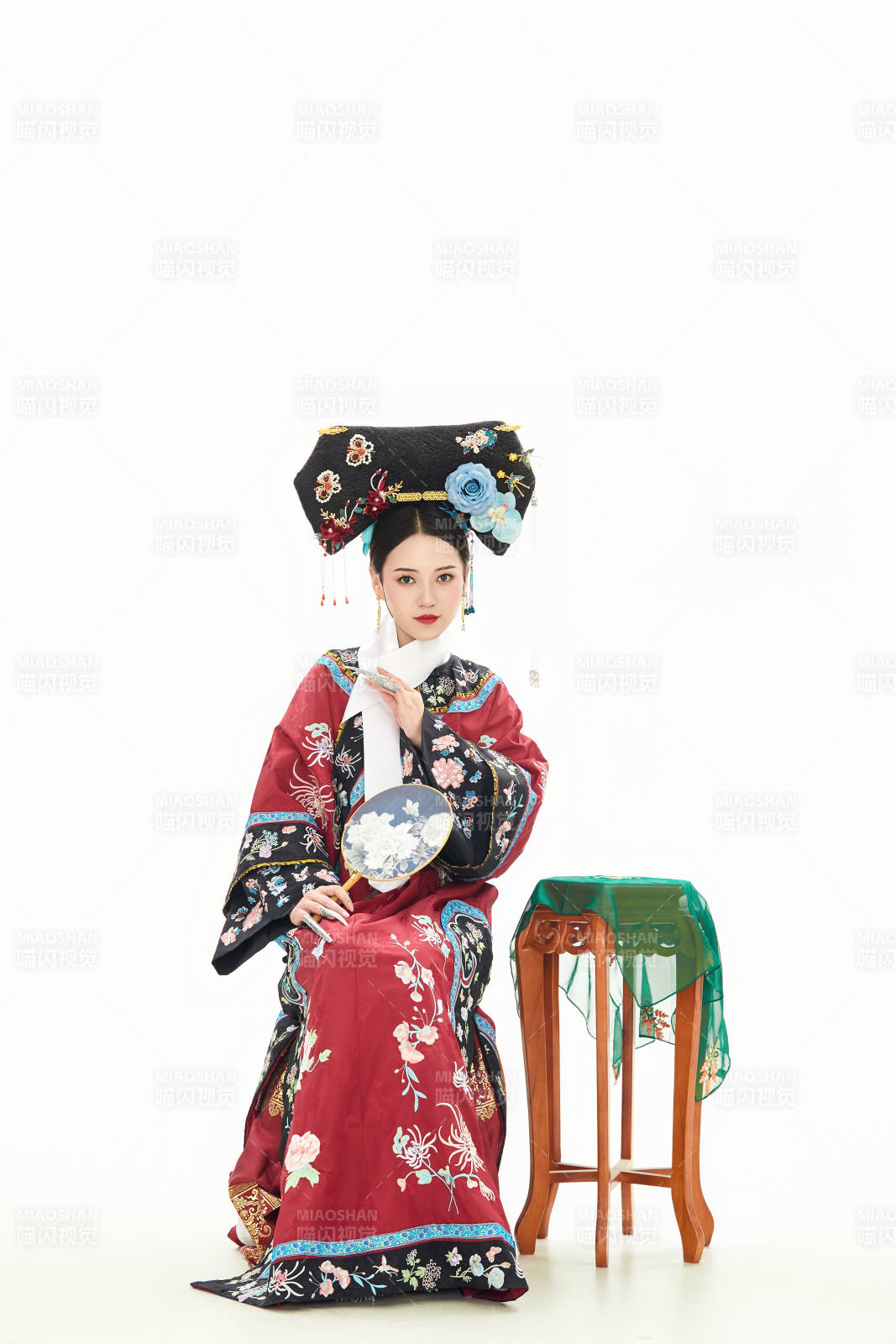 白色背景下穿着中国清朝宫廷服饰的少女