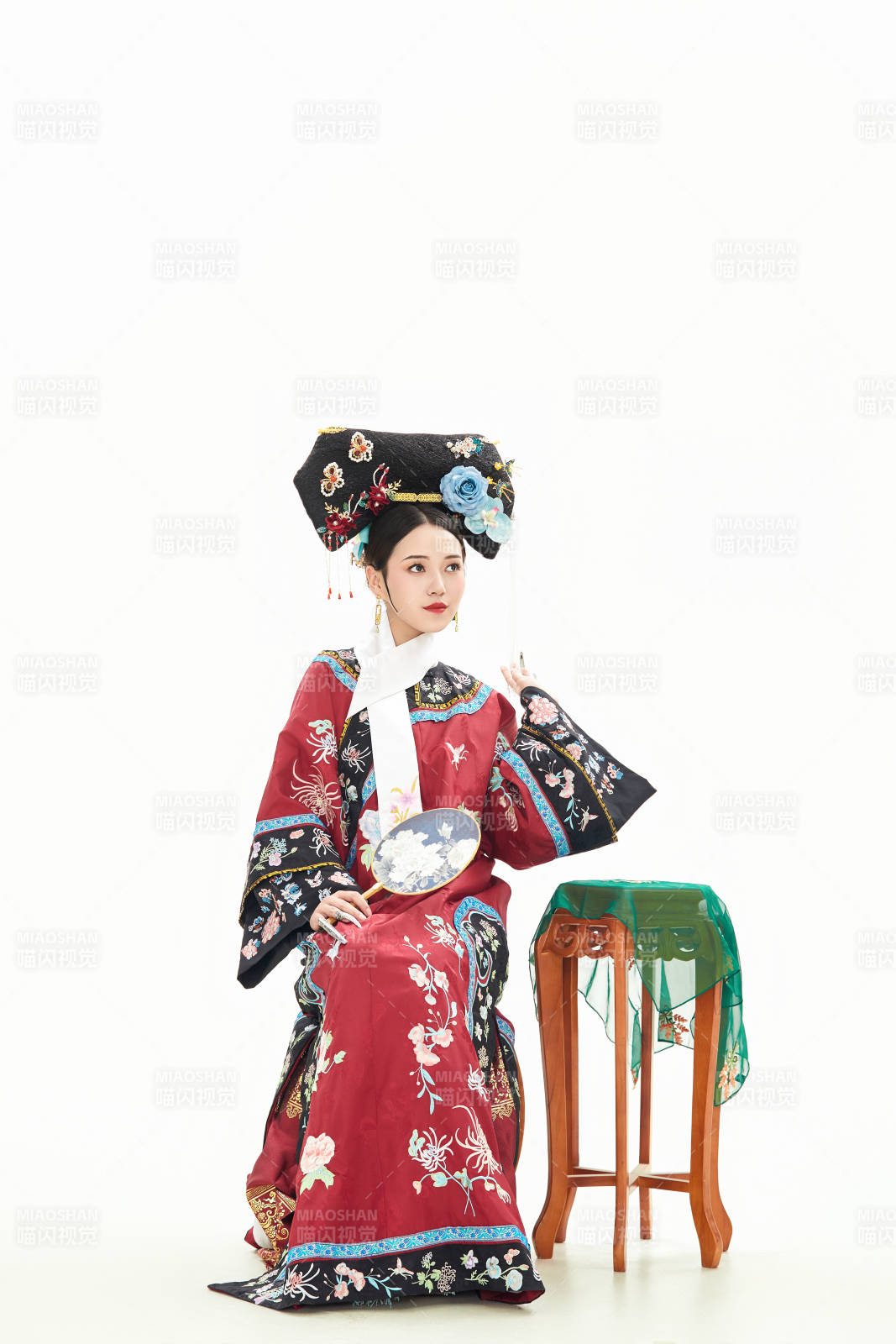 白色背景下穿著中國清朝宮廷服飾的少女