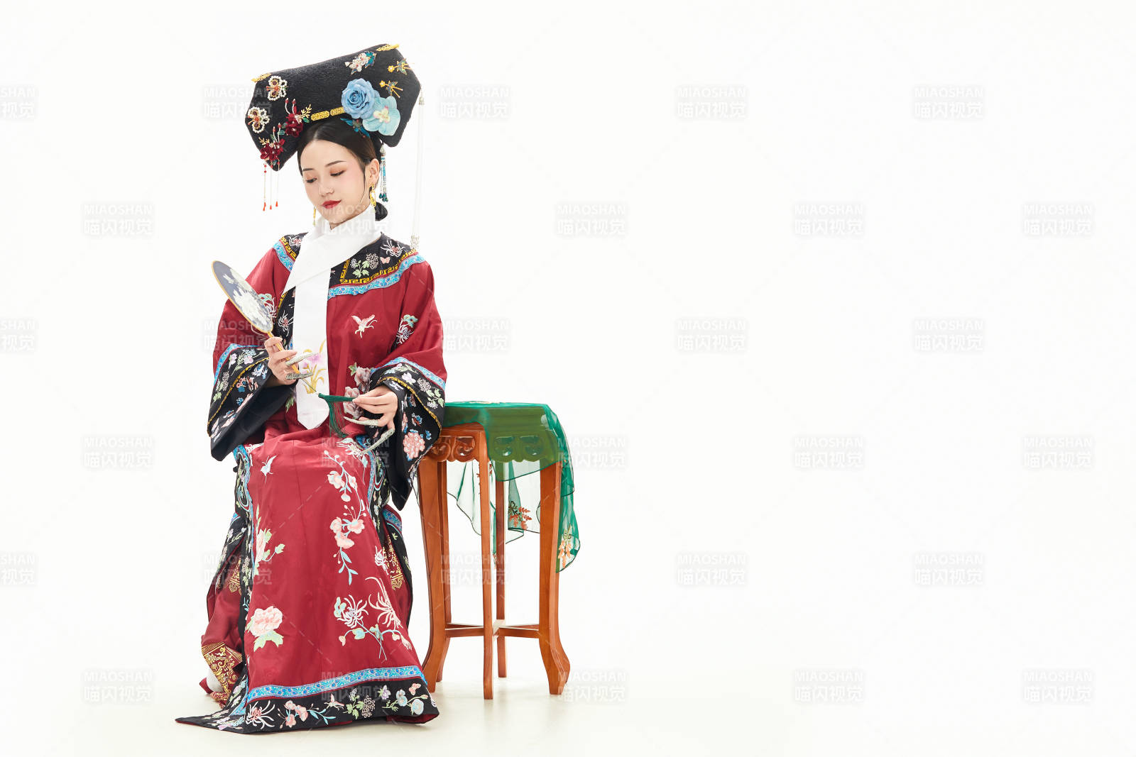 白色背景下穿著中國(guó)清朝宮廷服飾的少女