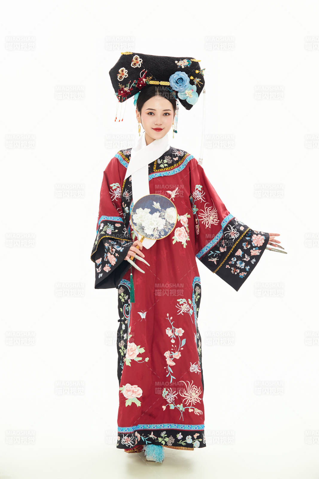 白色背景下穿著中國清朝宮廷服飾的少女