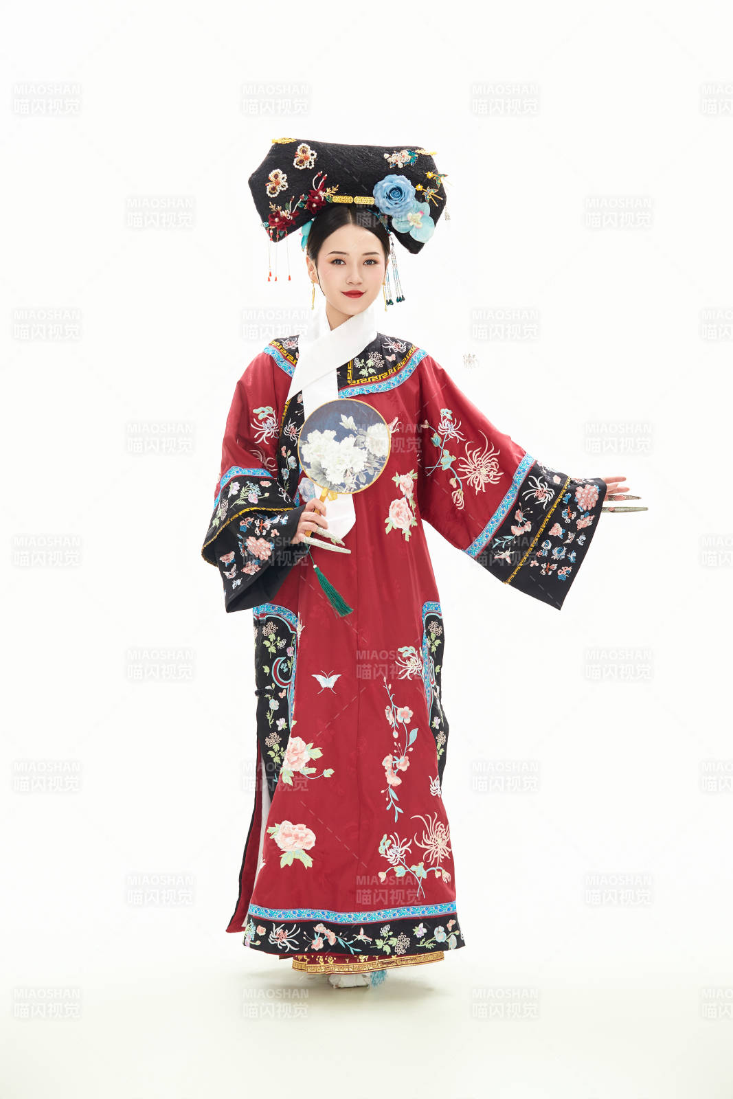白色背景下穿著中國清朝宮廷服飾的少女
