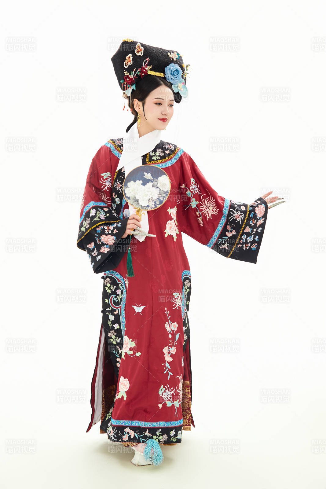 白色背景下穿著中國清朝宮廷服飾的少女