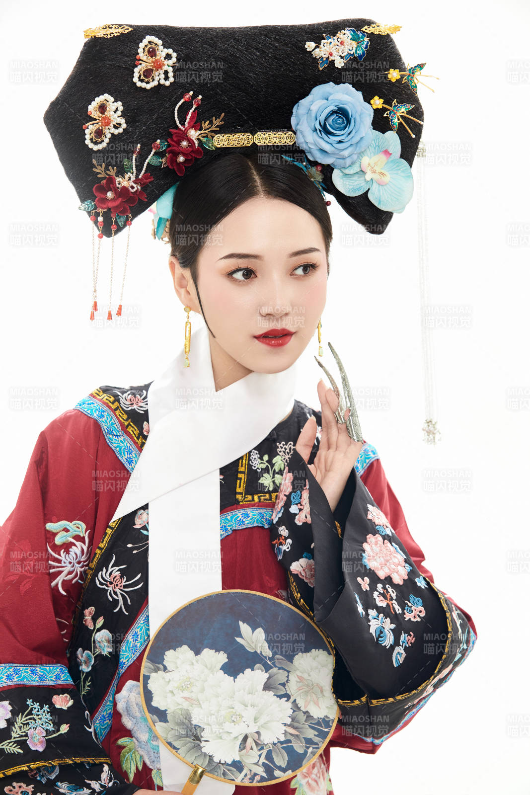 白色背景下穿著中國(guó)清朝宮廷服飾的少女