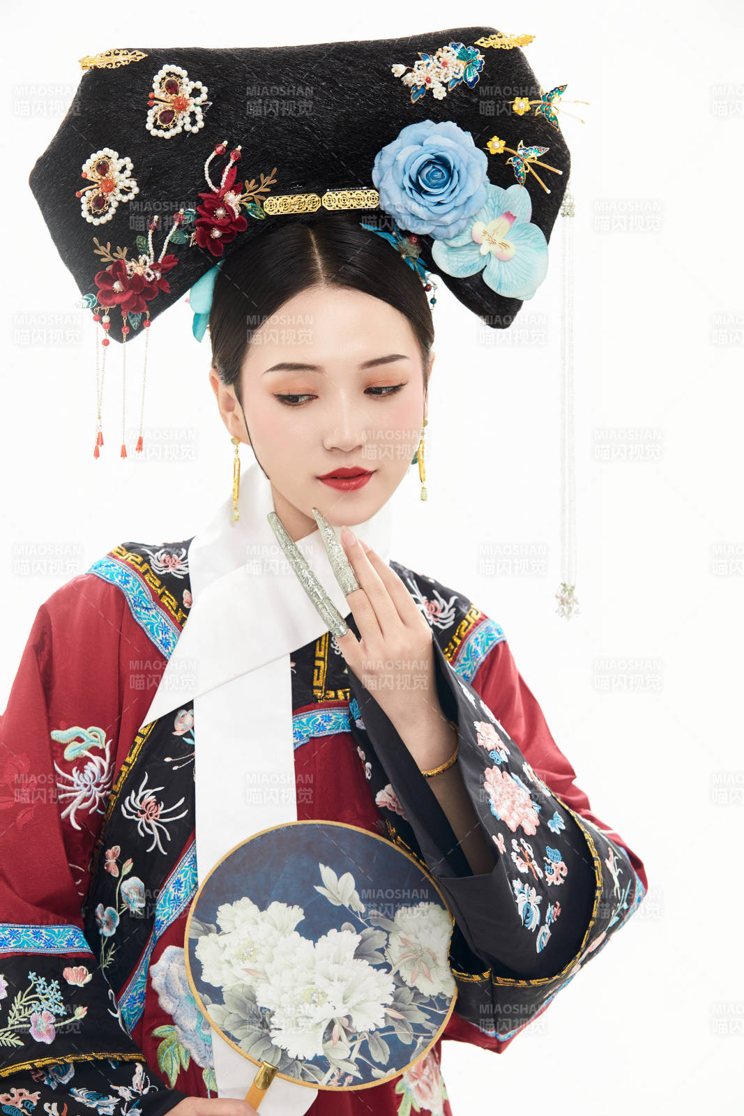 白色背景下穿著中國清朝宮廷服飾的少女